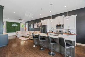 King Bed, Balcony, Covered Patio & Firepit! 8 minutes from Broadway